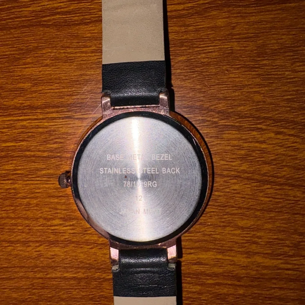 Black and‎ Gold Watch needs battery